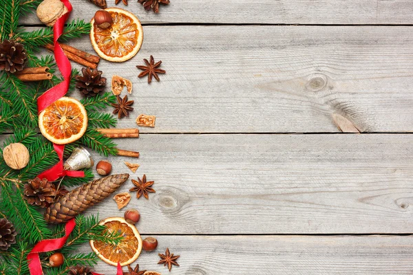 Рождественское украшение елкой, апельсинами, шишками, специями — стоковое фото