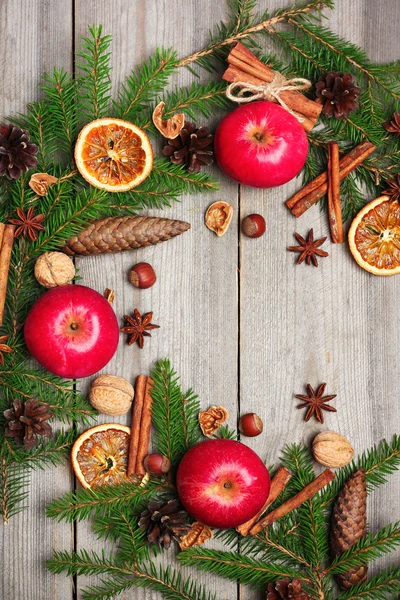 Dekorasi Natal dengan pohon cemara, jeruk, kerucut, rempah-rempah, apl — Stok Foto