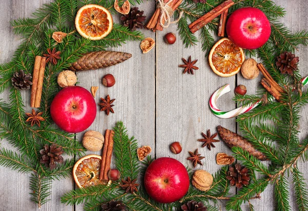 Decoração de Natal com abeto, laranjas, cones, especiarias, appl — Fotografia de Stock