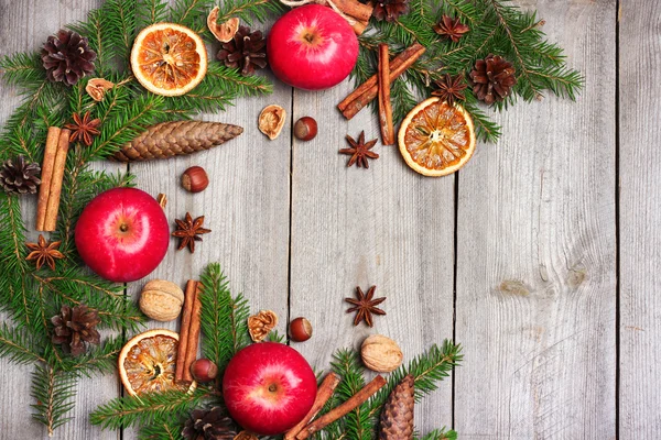 Decoração de Natal com abeto, laranjas, cones, especiarias, appl — Fotografia de Stock