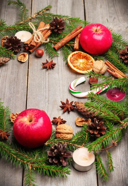 Decoração de Natal com abeto, laranjas, cones, especiarias, appl — Fotografia de Stock