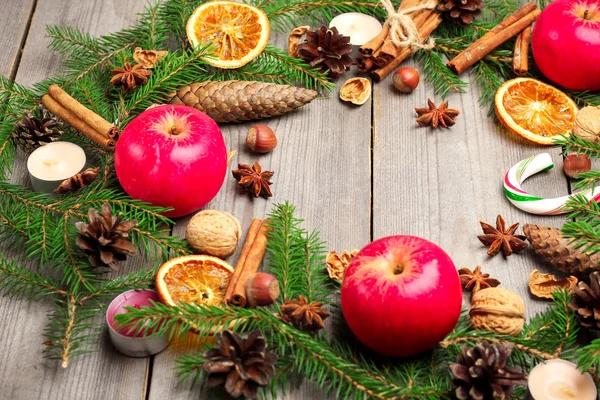 Рождественское украшение елкой, апельсинами, шишками, специями, аппл — стоковое фото