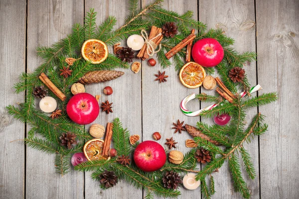 Рождественское украшение елкой, апельсинами, шишками, специями, аппл — стоковое фото