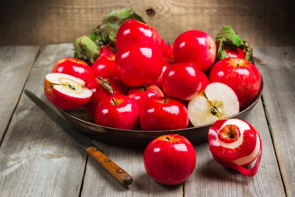 Manzanas ecológicas rojas frescas sobre una mesa rústica — Foto de Stock