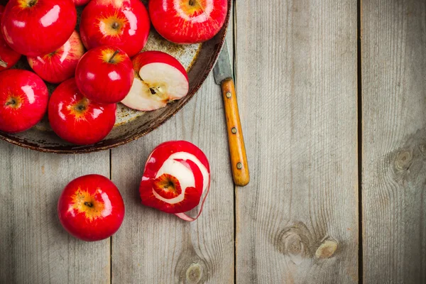 Manzanas ecológicas rojas frescas sobre una mesa rústica — Foto de Stock