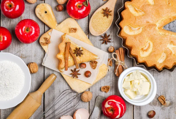 Elmalı turta bir rustik tarzda