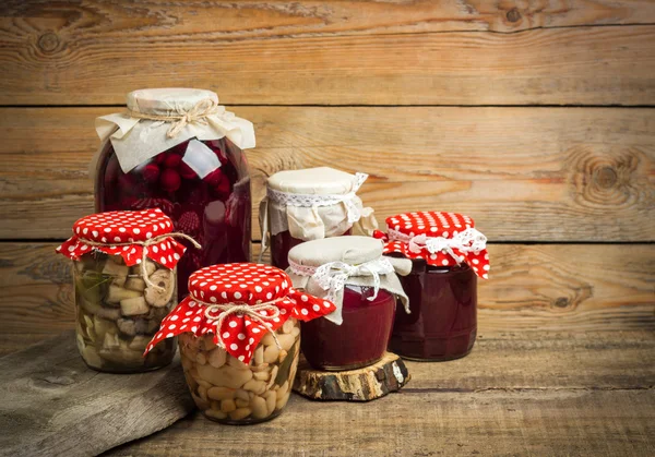 Herbstkonserven aus Obst und Gemüse auf einem rustikalen Tisch — Stockfoto