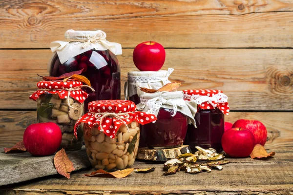 Herfst bewaard groenten en fruit op een rustieke tafel — Stockfoto