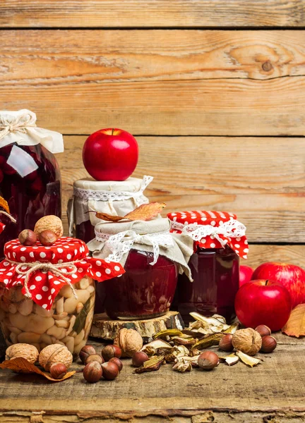 Herbstkonserven aus Obst und Gemüse auf einem rustikalen Tisch — Stockfoto