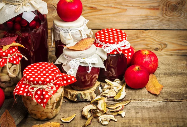 Herfst bewaard groenten en fruit op een rustieke tafel — Stockfoto