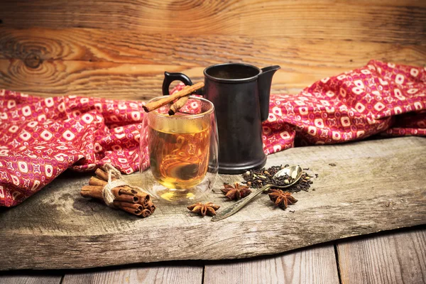 Масала чай с ингредиентами на деревянном столе — стоковое фото