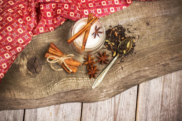 Masala çay malzemelerle ahşap bir masa üzerinde