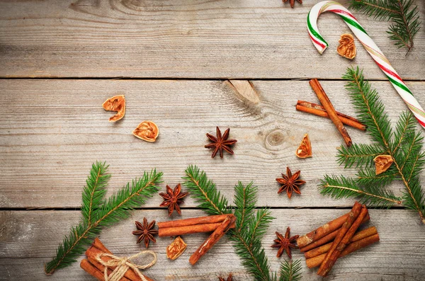 Рождественское украшение елкой, сахарным тростником и специями — стоковое фото