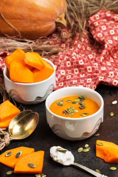 Soupe de citrouille orange fraîche dans un bol — Photo