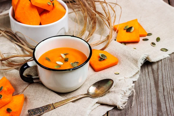 Čerstvá pomerančová Dýňová polévka do hrnečku — Stock fotografie