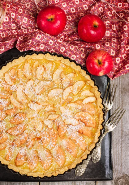 Яблочный пирог в деревенском стиле — стоковое фото