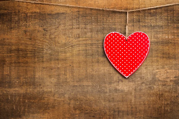 Červené srdce visí na prádelní šňůru na Valentýna — Stock fotografie