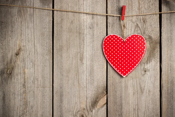 Rotes Herz hängt am Valentinstag an der Wäscheleine — Stockfoto