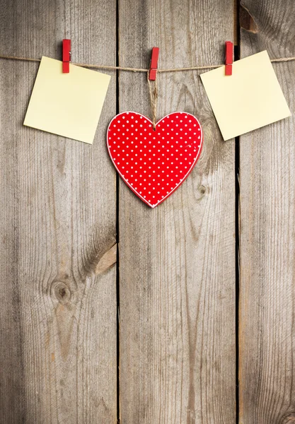 Červené srdce visí na prádelní šňůru na Valentýna — Stock fotografie