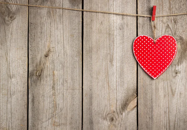 Rotes Herz hängt am Valentinstag an Wäscheleine — Stockfoto