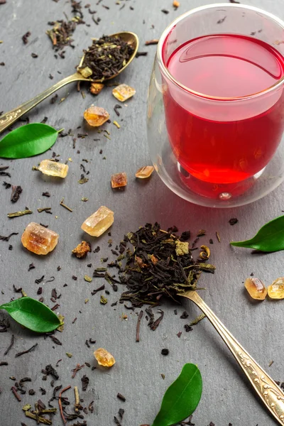 Sticlă de ceai și ingrediente — Fotografie, imagine de stoc
