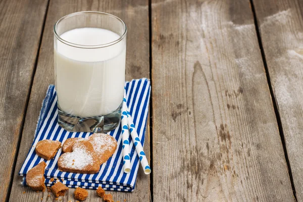 A tej egy rusztikus, fából készült asztal üveg — Stock Fotó