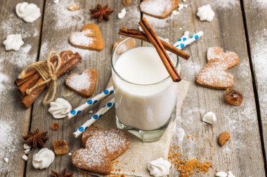 Bardak süt bir rustik ahşap tablo