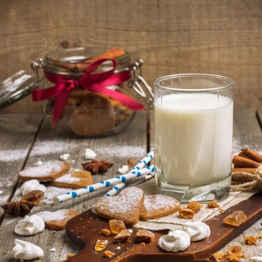 Bardak süt bir rustik ahşap tablo