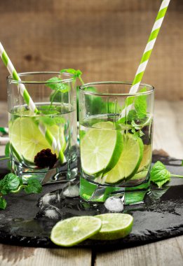 Mojito kokteyl ve malzemeler
