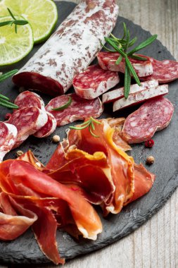 Geleneksel İspanyolca tapas veya İtalyan antipasti