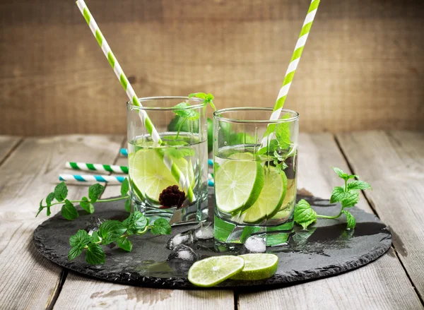 Mojito cocktail en ingrediënten — Stockfoto