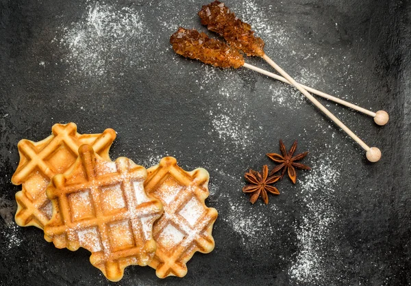 Waffles belgas caseiros com açúcar em pó — Fotografia de Stock