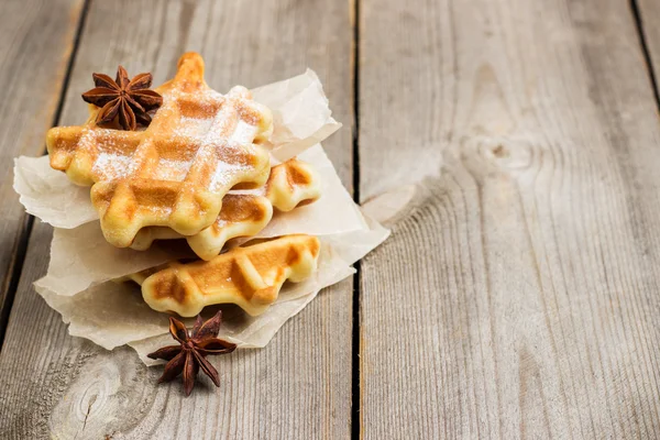 Ev yapımı Belçika waffle ile pudra şekeri — Stok fotoğraf