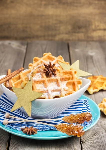 Ev yapımı Belçika waffle ile pudra şekeri — Stok fotoğraf