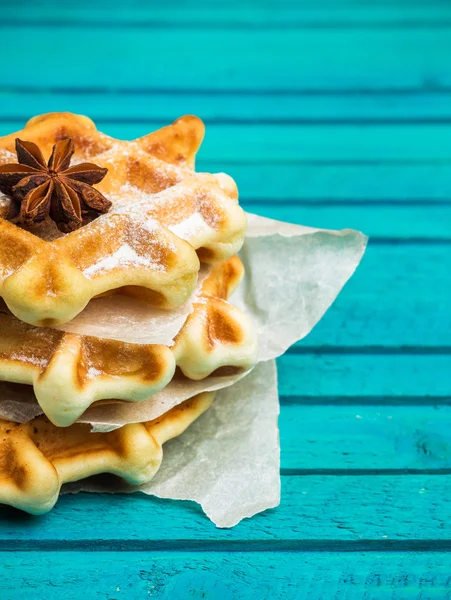 Ev yapımı Belçika waffle ile pudra şekeri — Stok fotoğraf