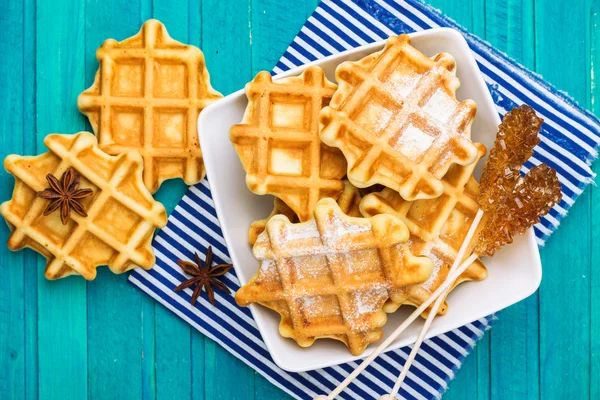Ev yapımı Belçika waffle ile pudra şekeri — Stok fotoğraf
