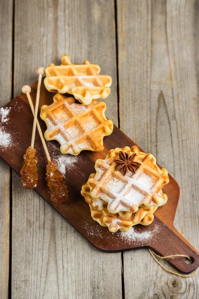 Ev yapımı Belçika waffle ile pudra şekeri — Stok fotoğraf