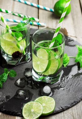 Mojito kokteyl ve malzemeler
