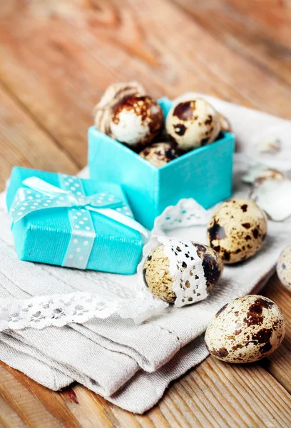 Quail eggs in a gift box — Stockfoto