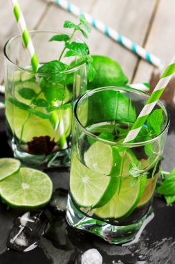 Mojito kokteyl ve malzemeler