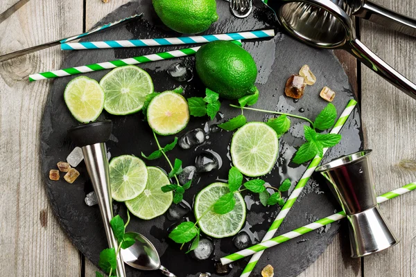 Інгредієнти та коктейль mojito — стокове фото