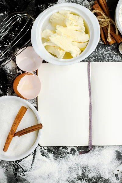 Пекарский фон с сахаром, мукой, яйцами, маслом — стоковое фото