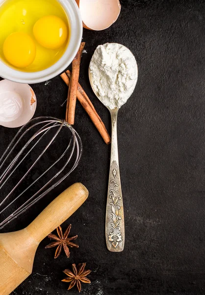 Пекарский фон с сахаром, мукой, яйцами, маслом, специями — стоковое фото