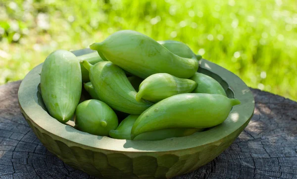 Achocha Cyclanthera Pedata Verduras Saludables Cuenco Madera Fondo Borroso Verde — Foto de Stock