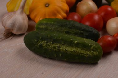 Beyaz arka planda farklı sebzeler. Yaz vitamin ürünleri seti.