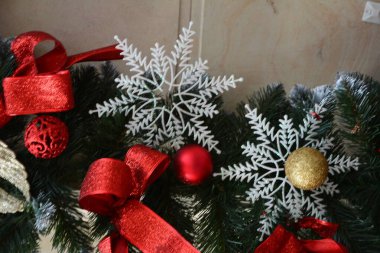 Soyut arkaplan üzerine Noel süslemesi, süslenmiş Noel ağacı, parlak Noel çelenkleri ve mücevherleri, yumuşak odak