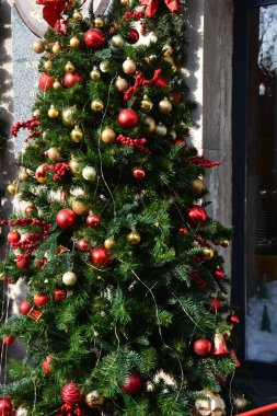 Soyut arkaplan üzerine Noel süslemesi, süslenmiş Noel ağacı, parlak Noel çelenkleri ve mücevherleri, yumuşak odak