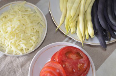 Sebze ve peynirden marul yapma süreci.