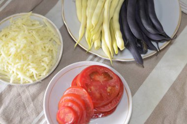 Sebze ve peynirden marul yapma süreci.