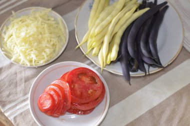 Sebze ve peynirden marul yapma süreci.